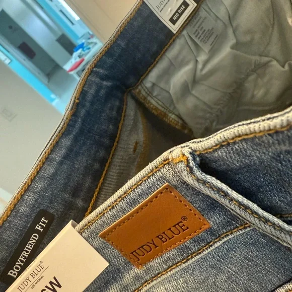 Judy Blue Women's Boyfriend Fit Distressed Denim - Picture 5 of 8